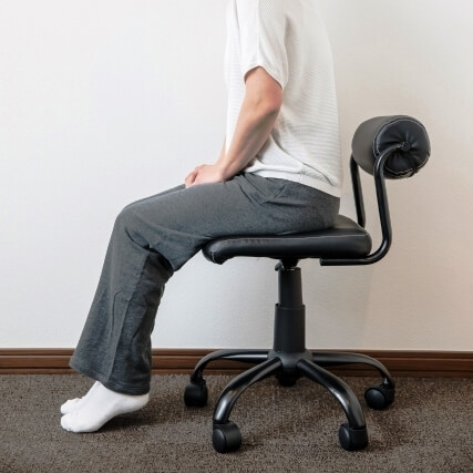 腰が丸くなった座り方